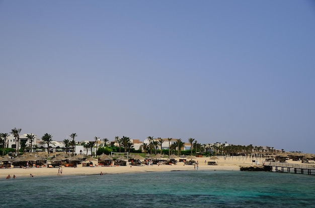 Hermosa playa con complejo hotelero en el mar