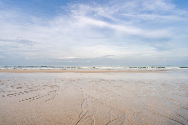 Foto hermosa playa contra el cielo azul claro en phuket.