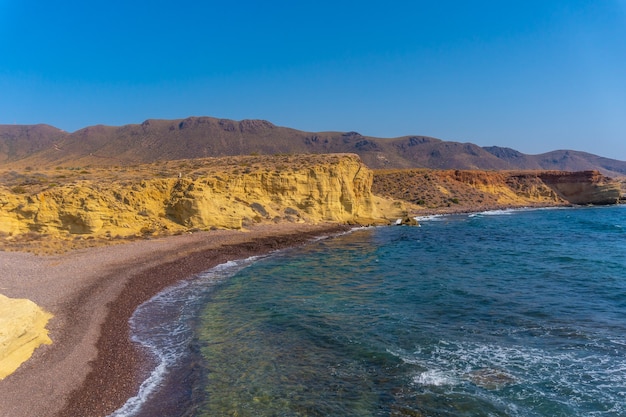 La hermosa playa en la costa de La Isleta del Moro en el parque natural Cabo de Gata, Níjar, Andalucía. España, Mar Mediterráneo