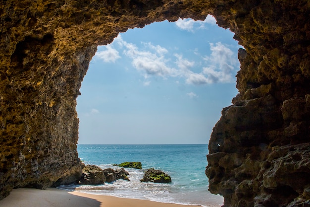 Hermosa playa cueva vista