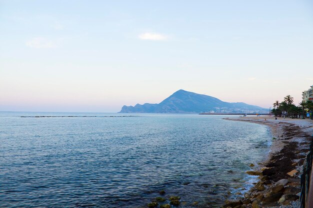 Hermosa playa española en verano al atardecer