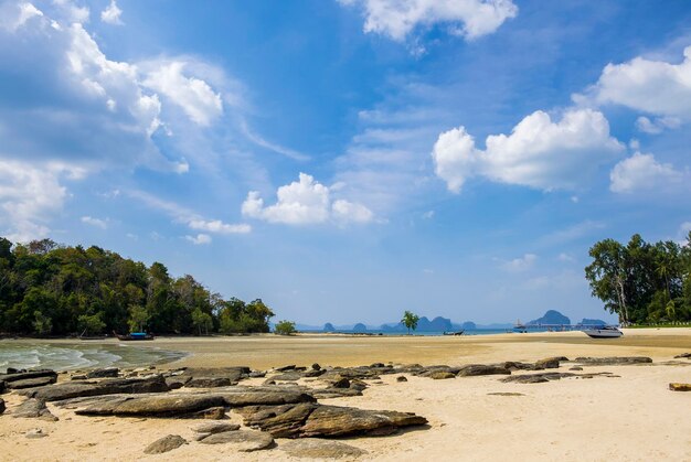 Hermosa playa exótica en la provincia de Krabi Tailandia