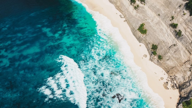 Hermosa playa exótica vista desde arriba