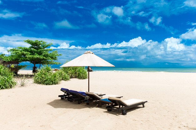 Hermosa playa. Fondo de concepto de vacaciones y vacaciones de verano. Turismo y viajes