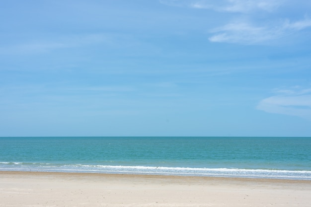 Hermosa playa con horizonte.