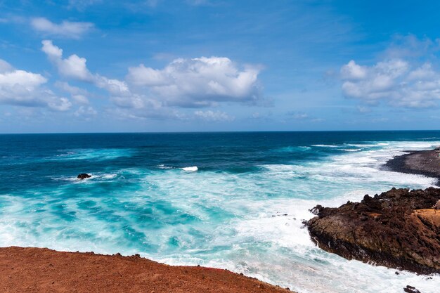 Hermosa playa en la isla de Lanzarote Playa de arena rodeada de montañas volcánicas Océano Atlántico y maravillosa playa Lanzarote Islas Canarias