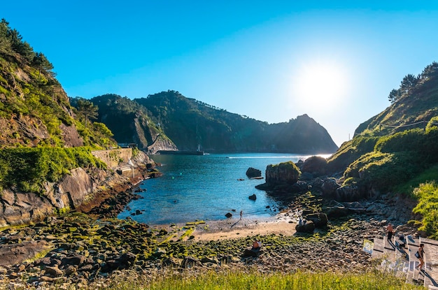 Hermosa playa en la localidad de Pasajes San Juan cerca de San Sebastián Guipuzcoa