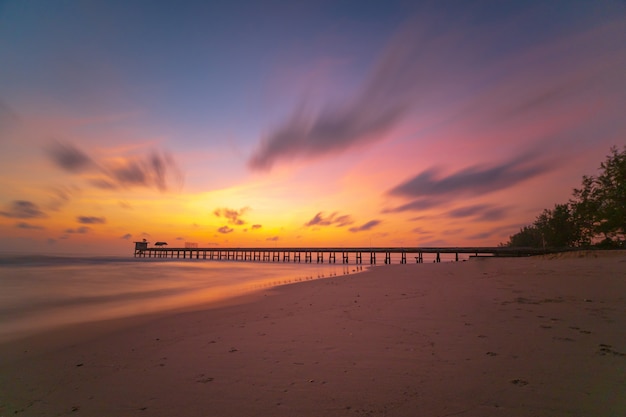 Hermosa playa de la mañana