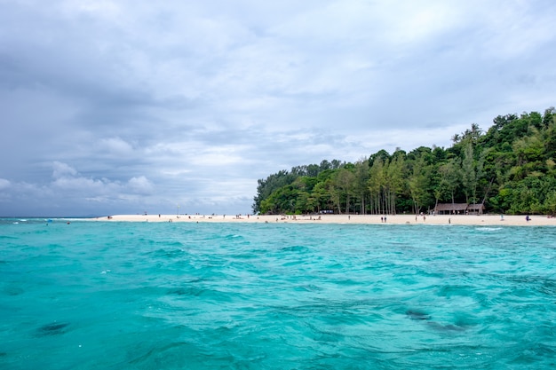 Hermosa playa de mar en la isla de bambú