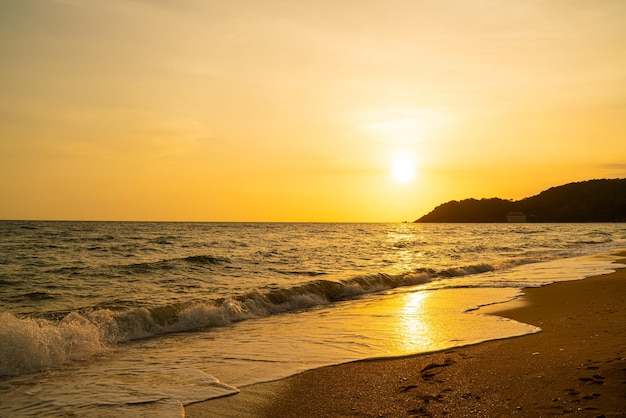 Hermosa playa de mar con puesta de sol