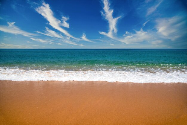 Foto hermosa playa y mar tropical en cielo azul con nubes en phuket tailandia paraíso de playa de verano