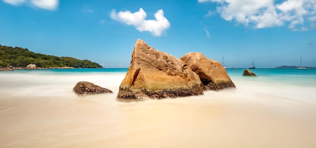 Hermosa playa de mar tropical