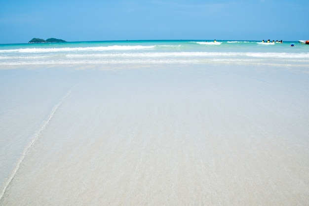 Hermosa playa y mar tropical