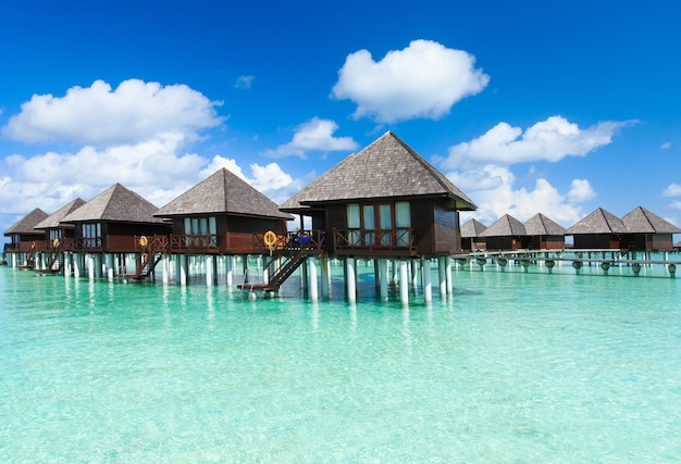 Hermosa playa y mar tropical