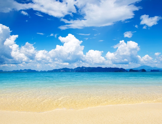 Foto hermosa playa y mar tropical