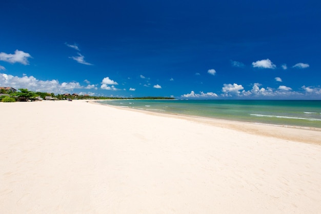 Hermosa playa y mar tropical