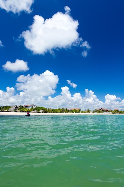 Foto hermosa playa y mar tropical