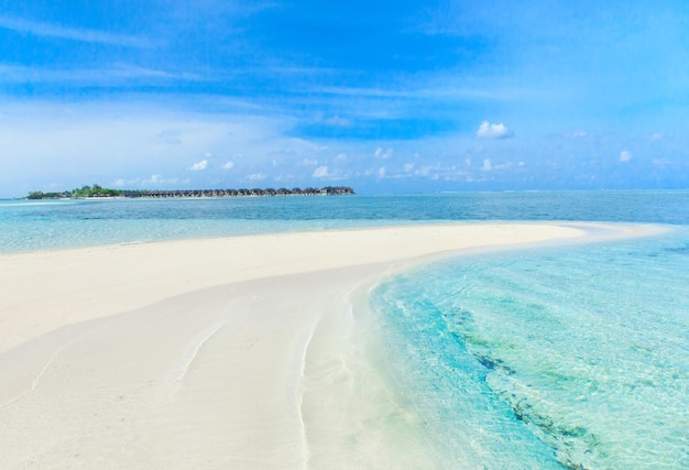 Hermosa playa y mar tropicalxAxA