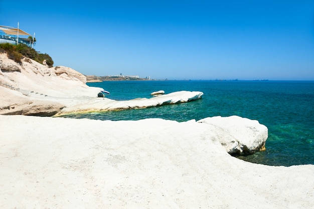 Hermosa playa con mar turquesa y piedras blancas "Playa del gobernador" cerca de Limassol, Chipre.