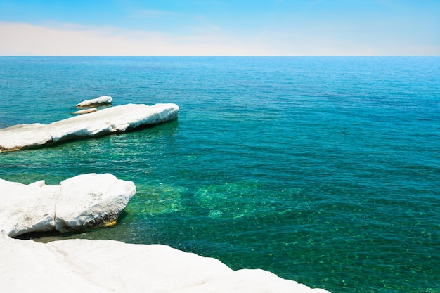 Hermosa playa con mar turquesa y piedras blancas "Playa del gobernador" cerca de Limassol, Chipre.