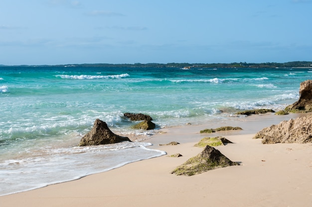 Hermosa playa con mar turquesa