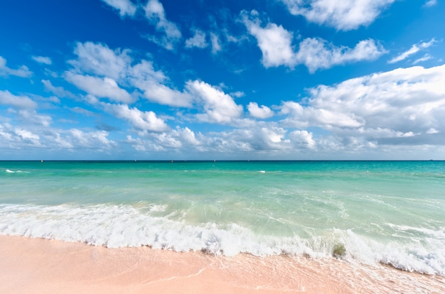 Hermosa playa y mar