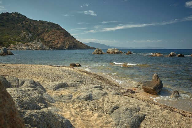 Hermosa playa mediterránea típica de la costa sur de Cerdeña asumida en verano.