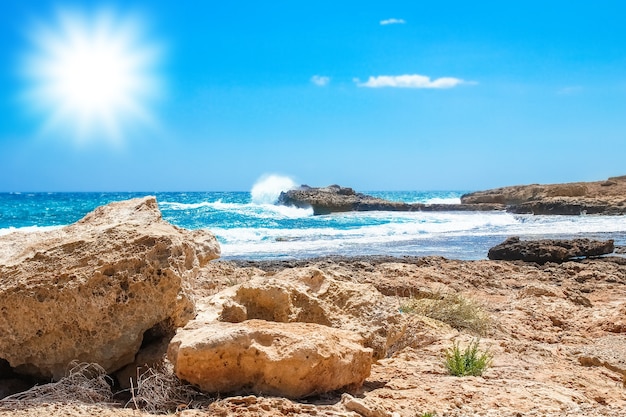 Hermosa playa con olas en la naturaleza del fondo