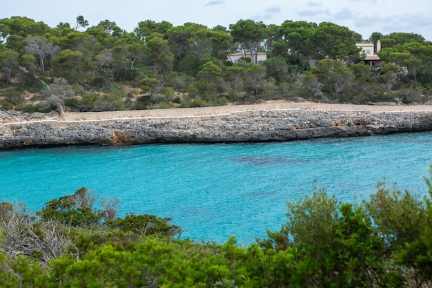 Hermosa playa paisaje exótico tropical isla naturaleza azul mar agua océano olas en Mallorca