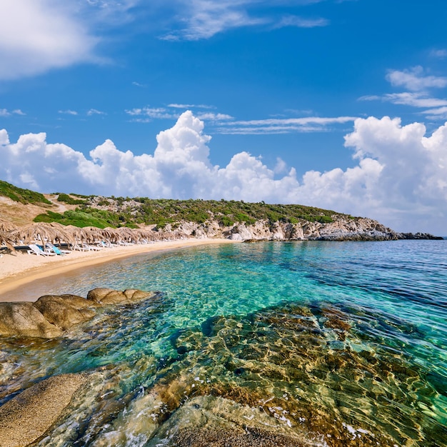 Hermosa playa y paisaje rocoso de la costa en Grecia