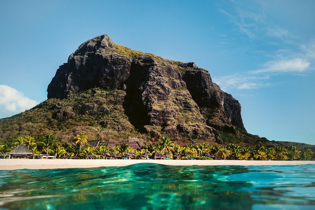 Foto hermosa playa, palmeras y nubes en el horizonte. áfrica, mauricio, sur, cerca de le morne