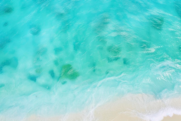 Hermosa playa paradisíaca con aguas cristalinas y arena suave.