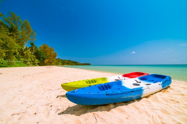 Hermosa playa paradisíaca y mar con kayak