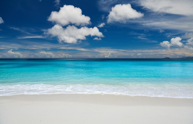 Hermosa playa de Petite Anse en Seychelles