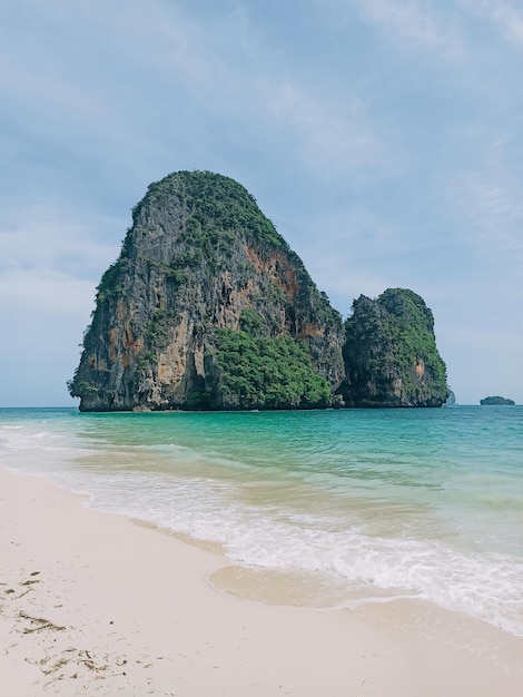 Foto hermosa playa de phra nang en krabi, tailandia