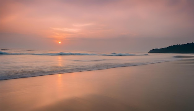 Hermosa playa en la puesta de sol