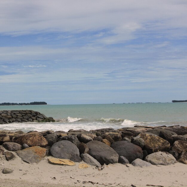 Foto hermosa playa con rocas