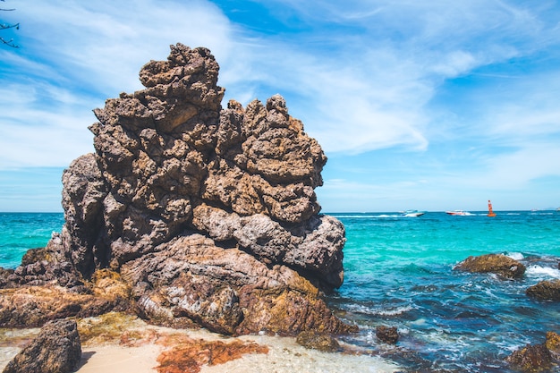 Hermosa playa rocosa junto al mar.