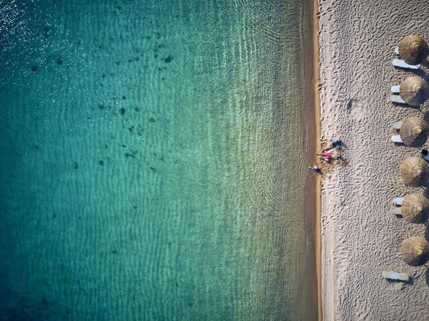 Hermosa playa con tiro familiar de drones