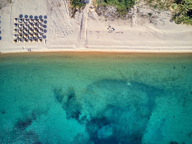 Hermosa playa con tiro familiar de drones