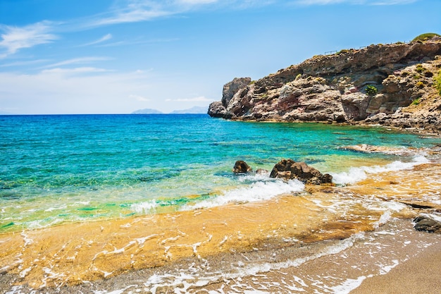 Hermosa playa tropical con agua cristalina color turquesa y rocas. Isla de Creta, Grecia.