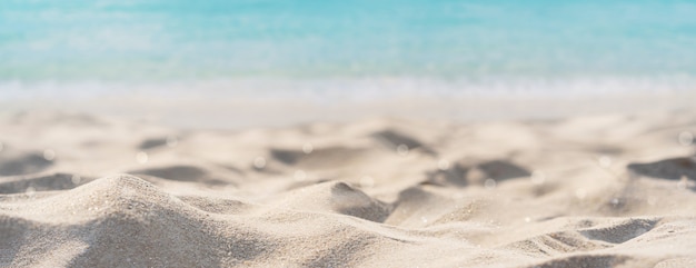 Hermosa playa tropical de arena y agua clara con espacio de copia, banner web de vacaciones de verano