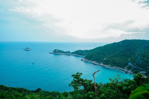 Hermosa playa tropical con arena blanca Islas verde exuberante isla tropical en un mar azul y turquesa para unas vacaciones relajantes