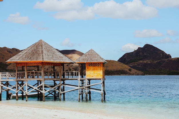 Hermosa playa tropical de arena blanca en Labuan Bajo con glorieta