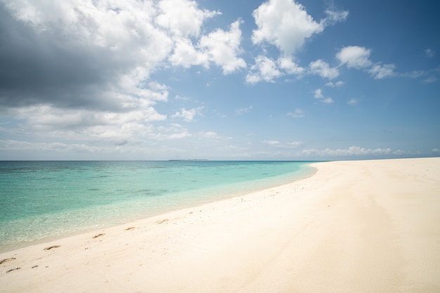 Hermosa playa tropical de arena blanca y mar