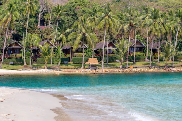 Hermosa playa tropical en día de verano en la isla Koh Kood Tailandia