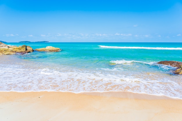 Hermosa playa tropical con fondo de cielo azul y nubes blancas para viajes de vacaciones