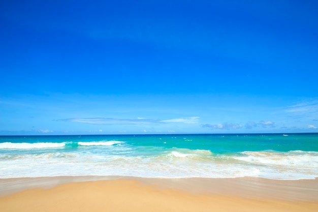 Hermosa playa tropical con fondo de textura abstracta de cielo azul. Copie el espacio de las vacaciones de verano y el concepto de viajes de negocios de vacaciones. Estilo de color de efecto de filtro de tono vintage.