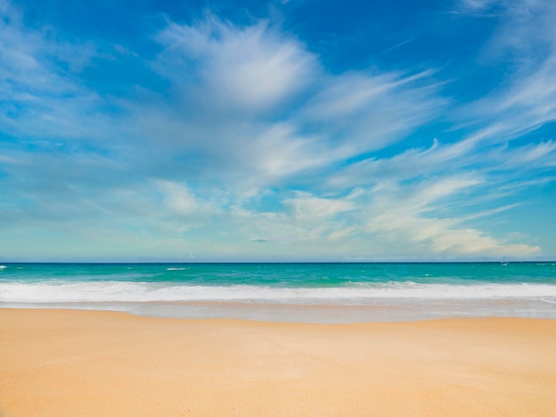 Hermosa playa tropical con fondo de textura abstracta de cielo azul Espacio de copia de vacaciones de verano y concepto de viaje de negocios de vacaciones Estilo de color de efecto de filtro de tono vintage