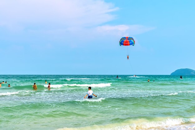 Hermosa playa tropical en la isla perla de Phu Quoc, Vietnam. la playa esta limpia,